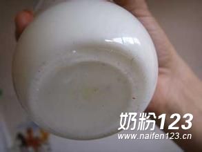 新买飞鹤牌婴儿奶粉喝两次 发现有两条活虫 新买飞鹤牌婴儿奶粉喝两次 发现有两条活虫