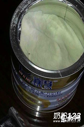 飞鹤奶粉罐内出现苍蝇 消费者投诉无回复 飞鹤奶粉罐内出现苍蝇 消费者投诉无回复