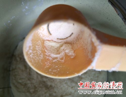 飞鹤奶粉有絮状物? 工商部门紧急抽检 飞鹤奶粉有絮状物? 工商部门紧急抽检