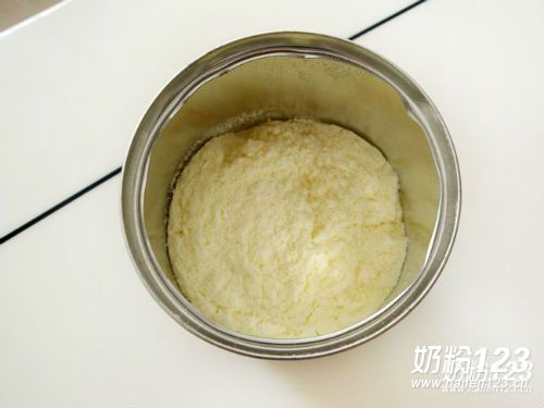 刚开罐的飞鹤奶粉里咋有结块? 刚开罐的飞鹤奶粉里咋有结块?